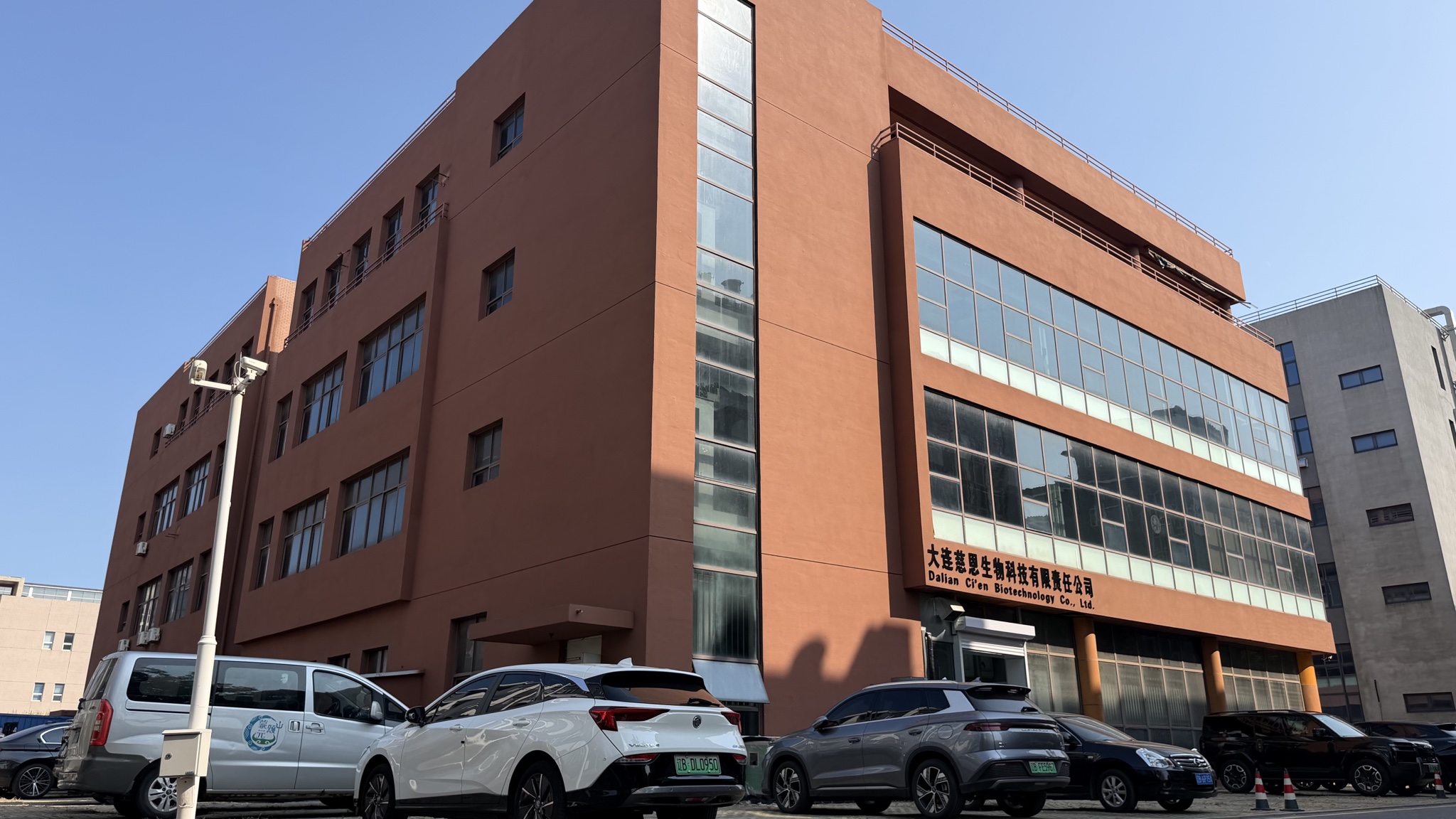 大连慈恩生物科技有限责任公司厂房全景，展示建筑外观与企业门头